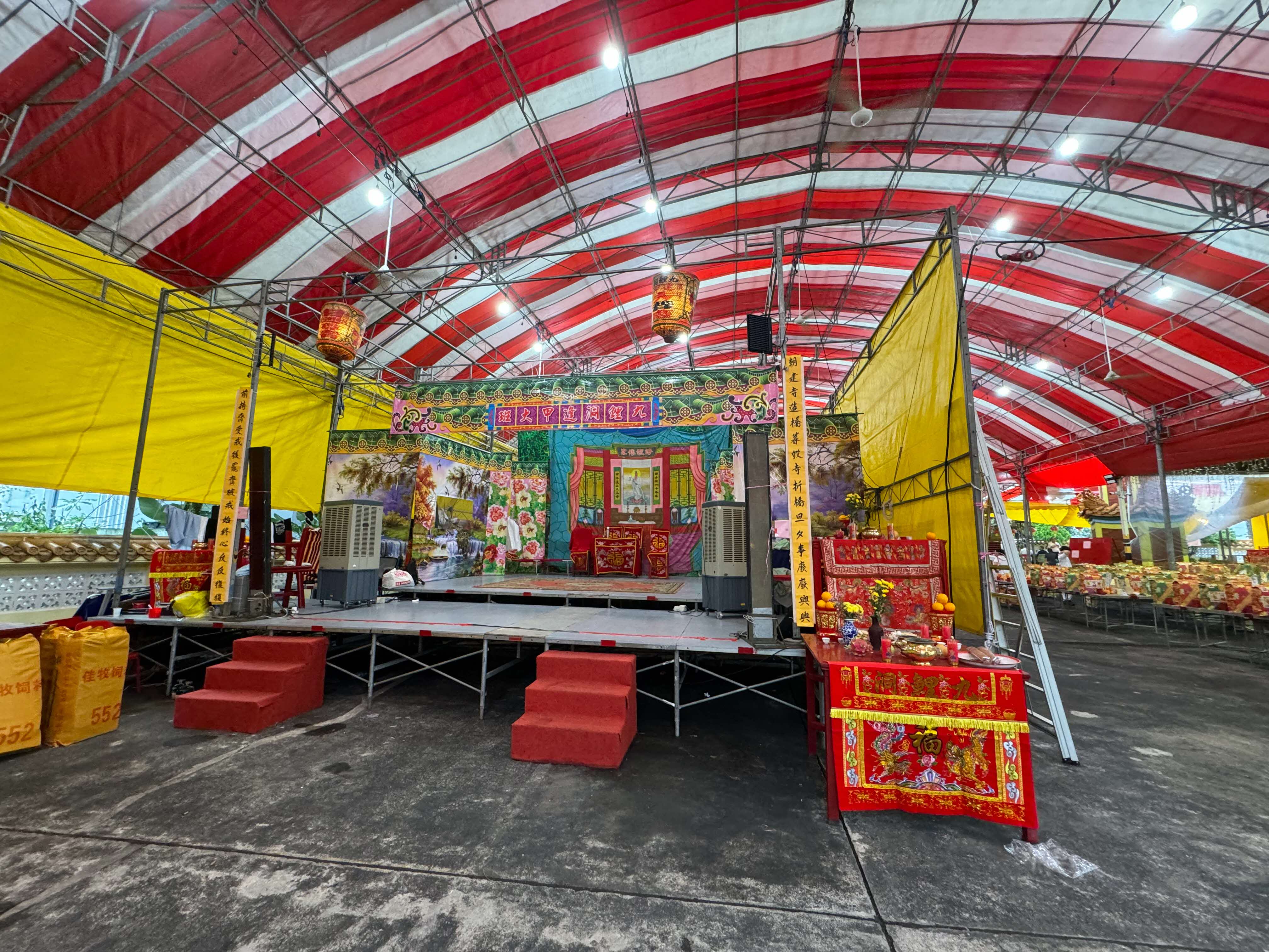 The theatre performance stage for Mulian Jiu Mu (目连救母). 